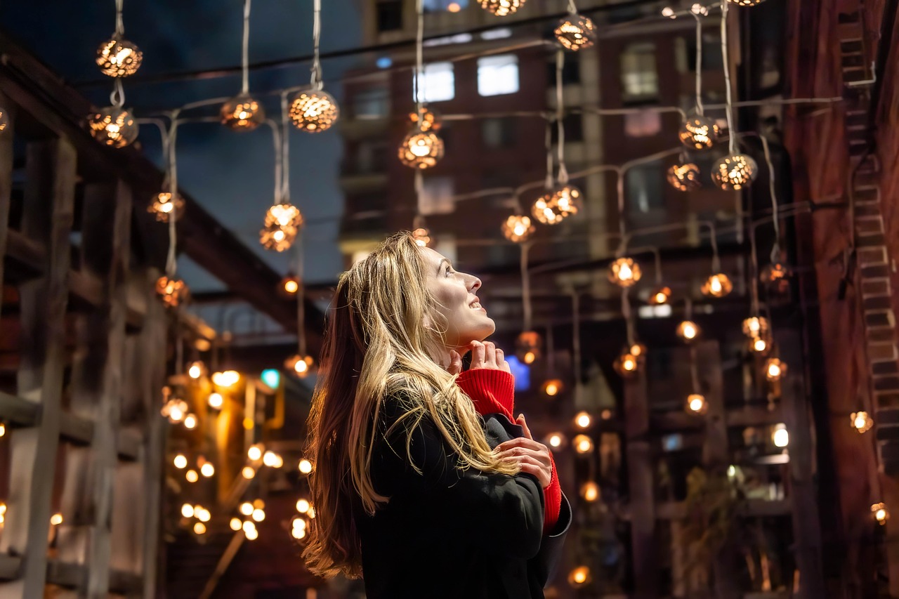services-04 woman, lights, fashion, model, lifestyle, vintage, vibe, stylist, lighting, lantern